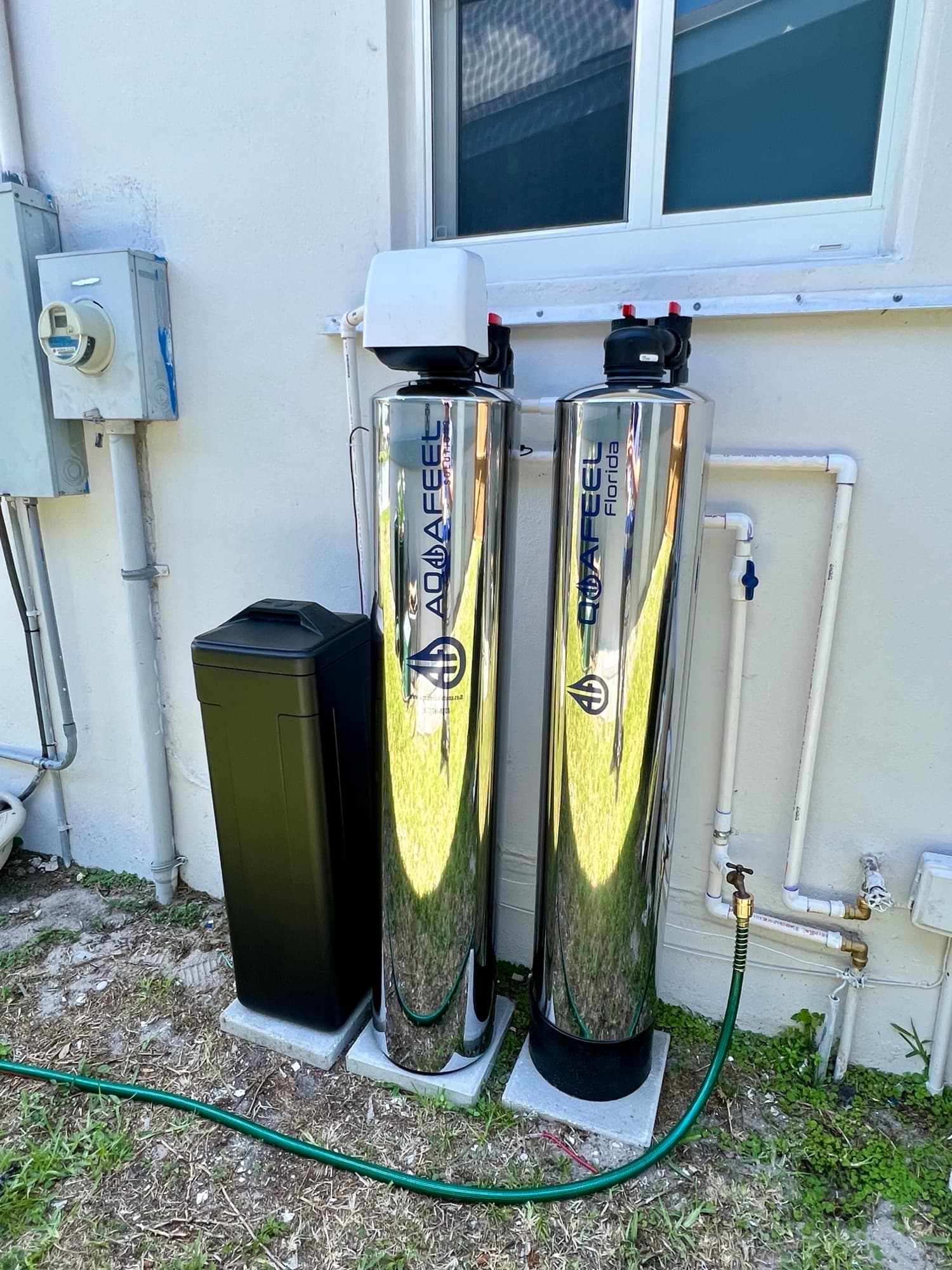 Dos tanques AquaFeel Florida instalados en el exterior de una casa